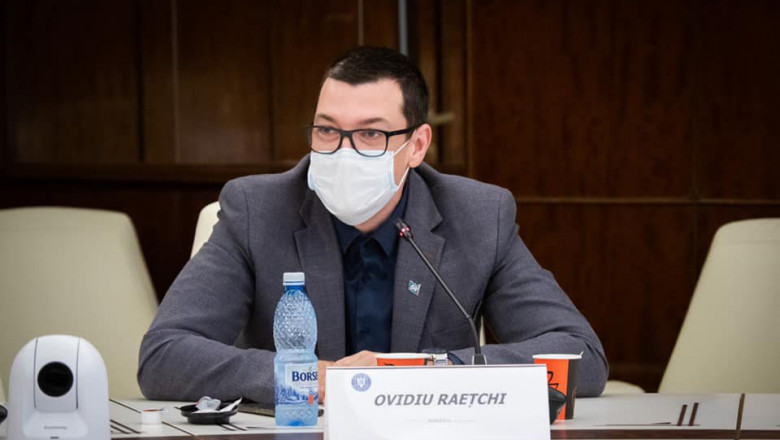 Ovidiu Alexandru Raeţchi cu masca vorbeste la microfon