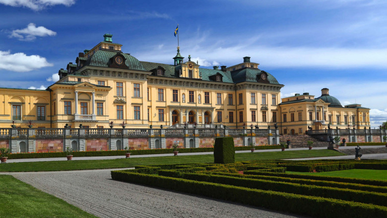 Palatul Drottningholm, una din reședințele familiei regale suedeze, situat la periferia capitalei Stockholm, cu gard viu in fata si alei ingrijite
