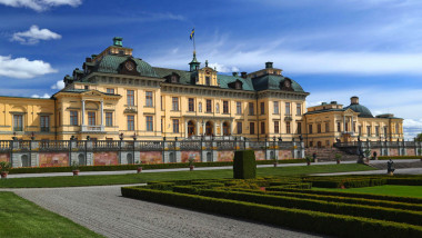 Palatul Drottningholm, una din reședințele familiei regale suedeze, situat la periferia capitalei Stockholm, cu gard viu in fata si alei ingrijite