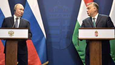 Putin și Orban la pupitre cu steagurile Rusiei și Ungariei în spate