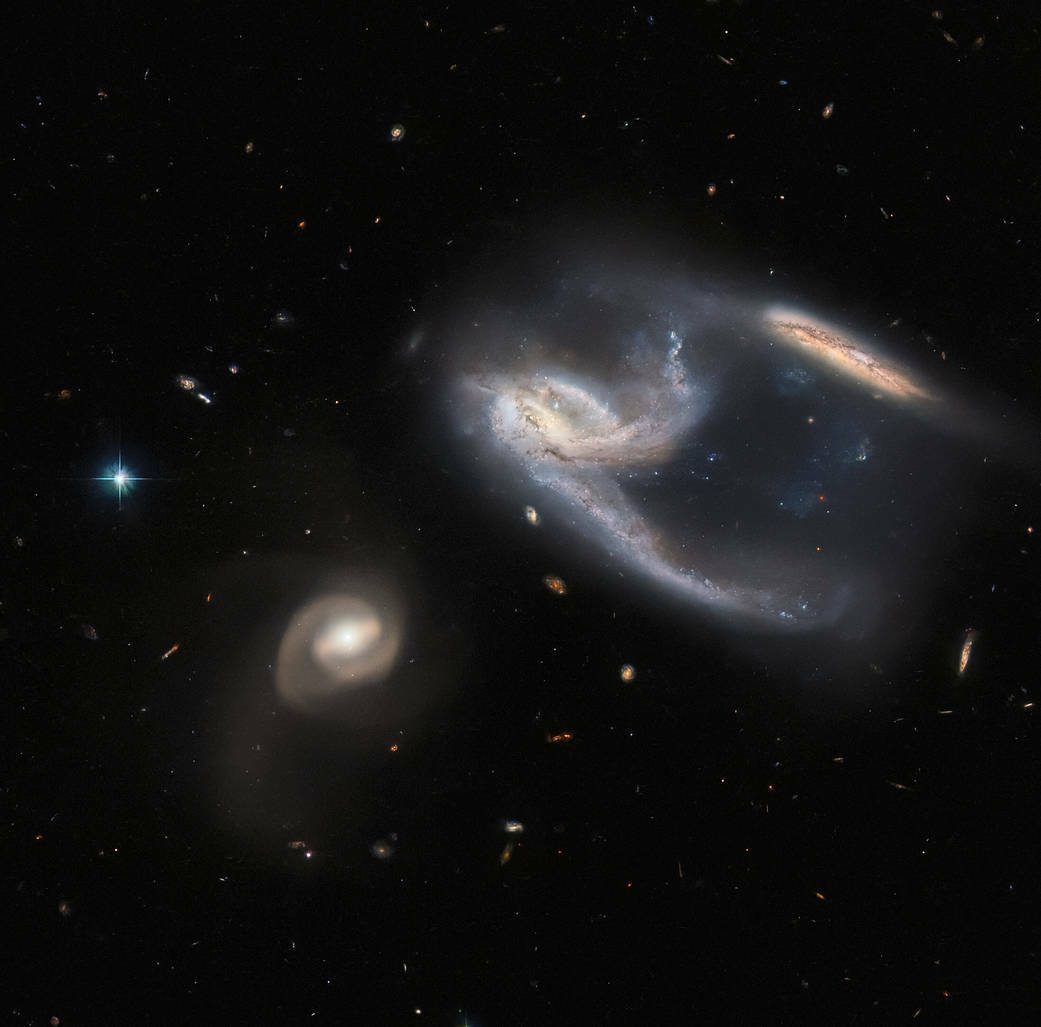 O nouă imagine uimitoare surprinsă de telescopul Hubble: un grup de galaxii în formă de navetă spațială