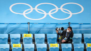 un fotograf sta singur in tribune la jocurile olimpice de iarna 2022