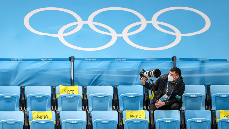 un fotograf sta singur in tribune la jocurile olimpice de iarna 2022