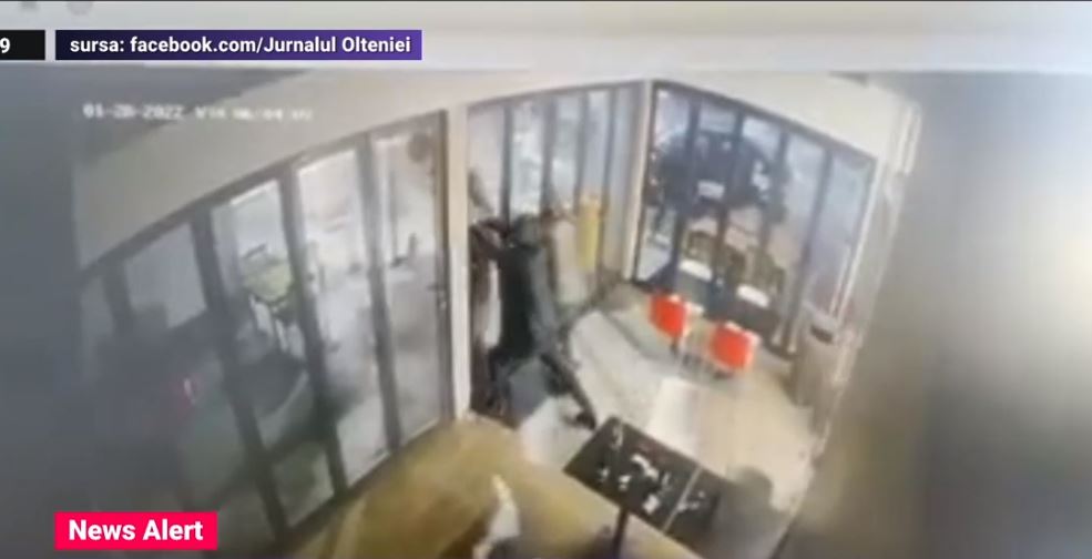 Doi bărbați au fost bătuți într-o benzinărie din Craiova de agenții de pază, în urma unei alarme false
