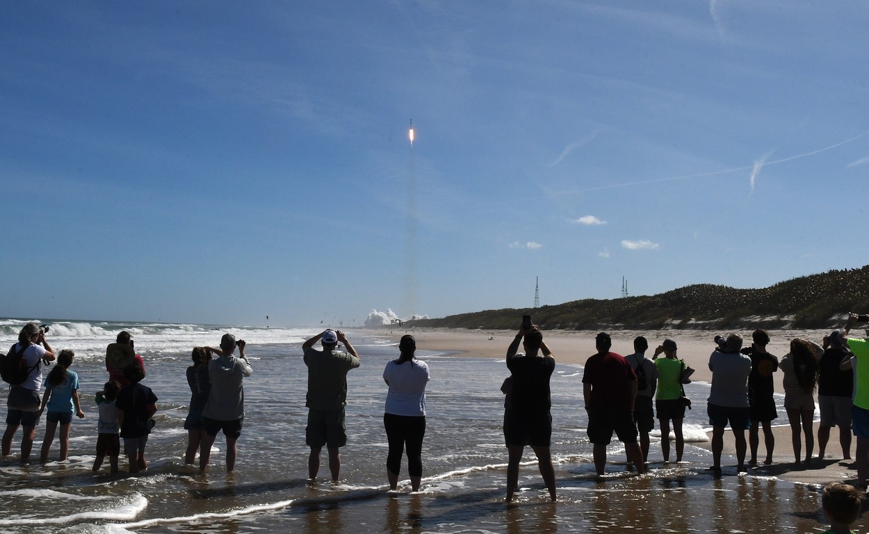 SpaceX a amplasat cu succes pe orbită un nou lot de sateliţi Starlink