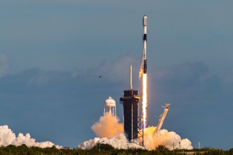 A Falcon 9 rocket launches from LC-39A at Cape Canaveral Space Force Station, Fla., Feb. 3, 2022. The Starlink 4-7 mission carried 49 satellites into orbit. (U.S. Space Force photo by Joshua Conti)