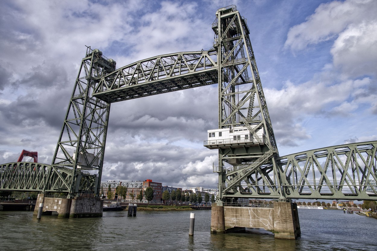 Primăria Rotterdam neagă că a decis să demonteze un pod istoric ca să treacă superiahtul de 430 de milioane de euro lui Jeff Bezos