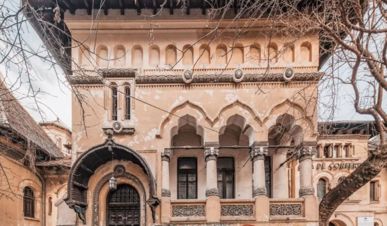 Altar pentru ritualuri de magie și gunoaie la Așezămintele Brătianu din București. Vestea bună: începe restaurarea