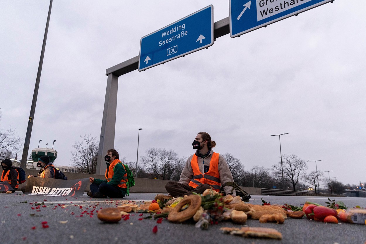 Activişti care militează împotriva risipei de mâncare au blocat o autostradă din Berlin, pentru a doua oară într-o săptămână