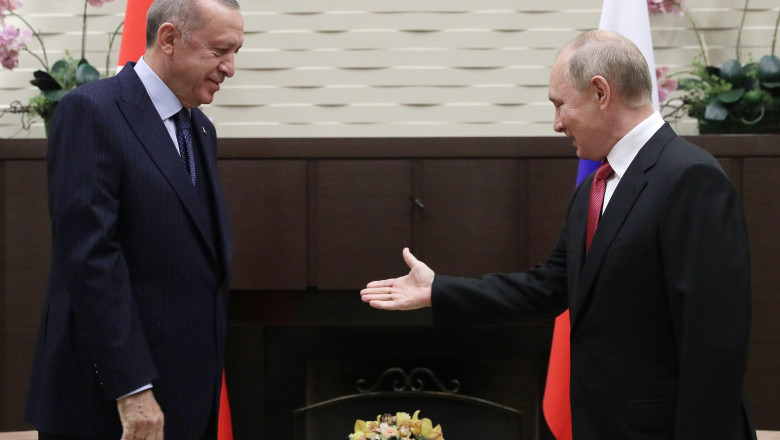Vladimir Putin și Recep Erdogan dau mâna