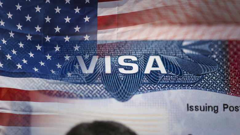 steag american pe care scrie „visa”