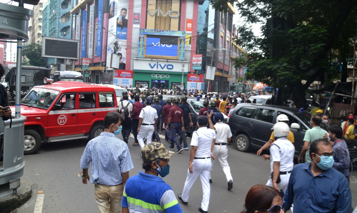 Drama unei tinere din India: Răpită, plimbată pe stradă și bătută. Mulțimea aplauda și cerea să fie violată