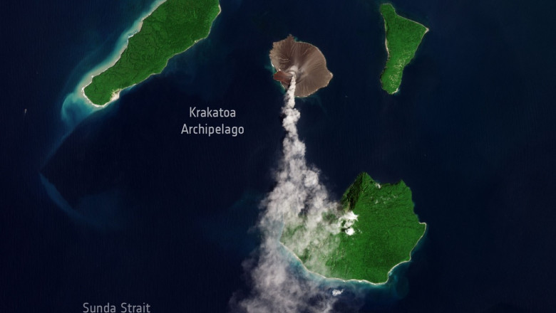 Vulcanul Anak Krakatau din Indonezia a erup