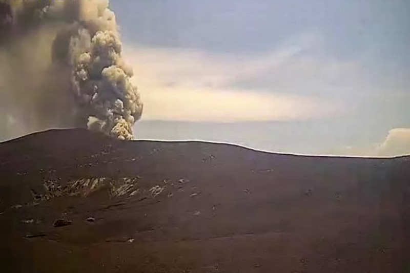 Vulcanul Anak Krakatau din Indonezia a erup