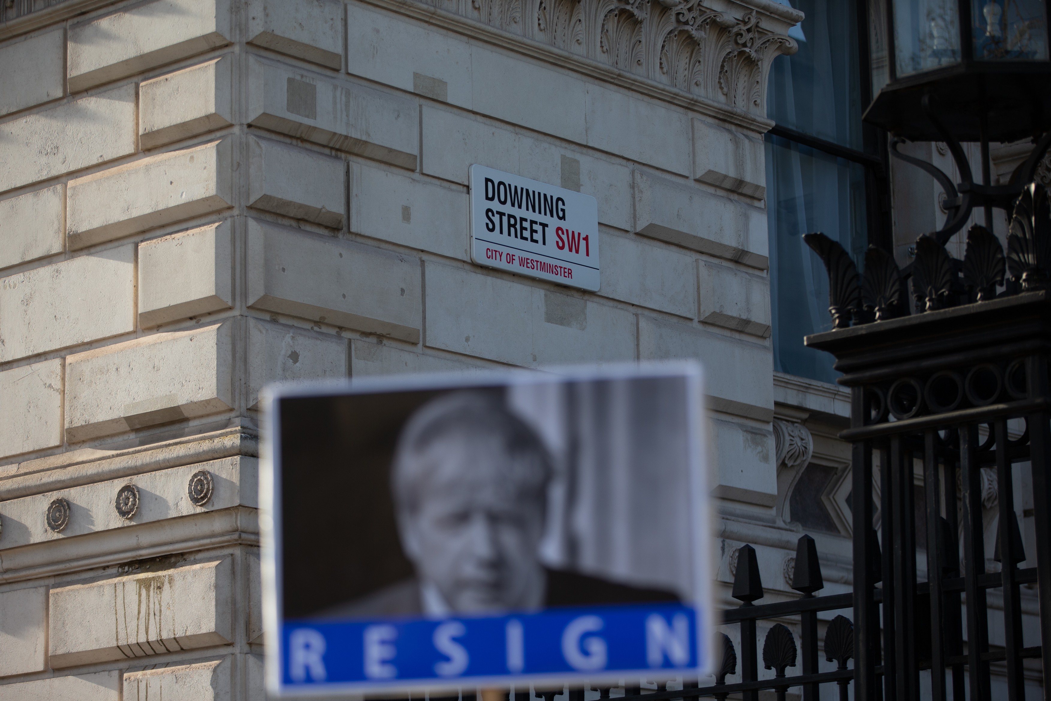 Numărul parlamentarilor conservatori care cer public demisia lui Boris Johnson din partid a crescut la 15