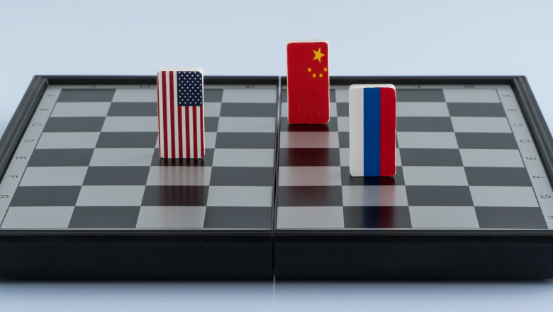 tabla de sah cu piese in culorile drapelelor nationale ale sua chinei si rusiei