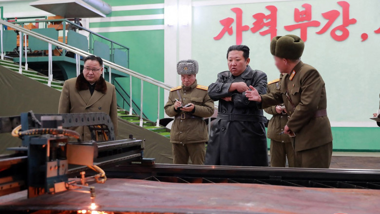 Kim Jong Un, în vizită la o fabrică de armament.