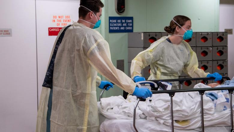 medici duc un pacient pe targa in spital