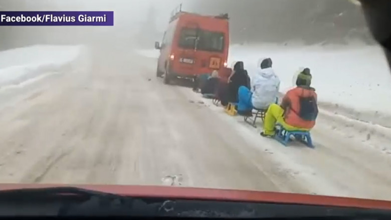 Un microbuz înmatriculat în Hunedoara a fost filmat în timp ce trăgea șase sănii cu copii și adolescenți