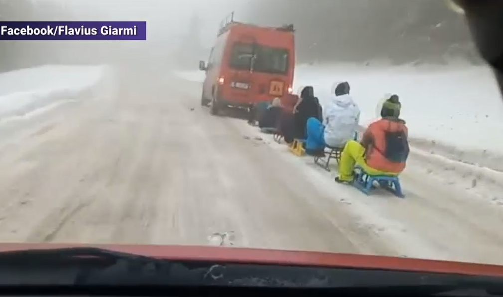 VIDEO Microbuz filmat în timp ce trăgea 6 sănii cu copii. Șoferul a fost identificat și chemat la poliție