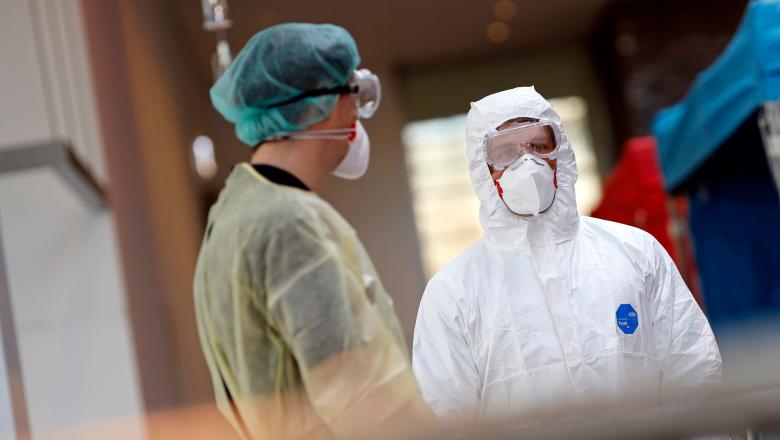 Peste 12.000 de cazuri noi de COVID și 75 de morți. Rata de infectare scade la nivelul țării
