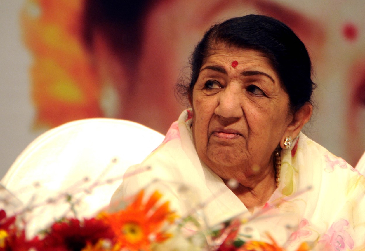 A murit legendara cântăreață indiană Lata Mangeshkar, cunoscută ca „privighetoarea de la Bollywood”