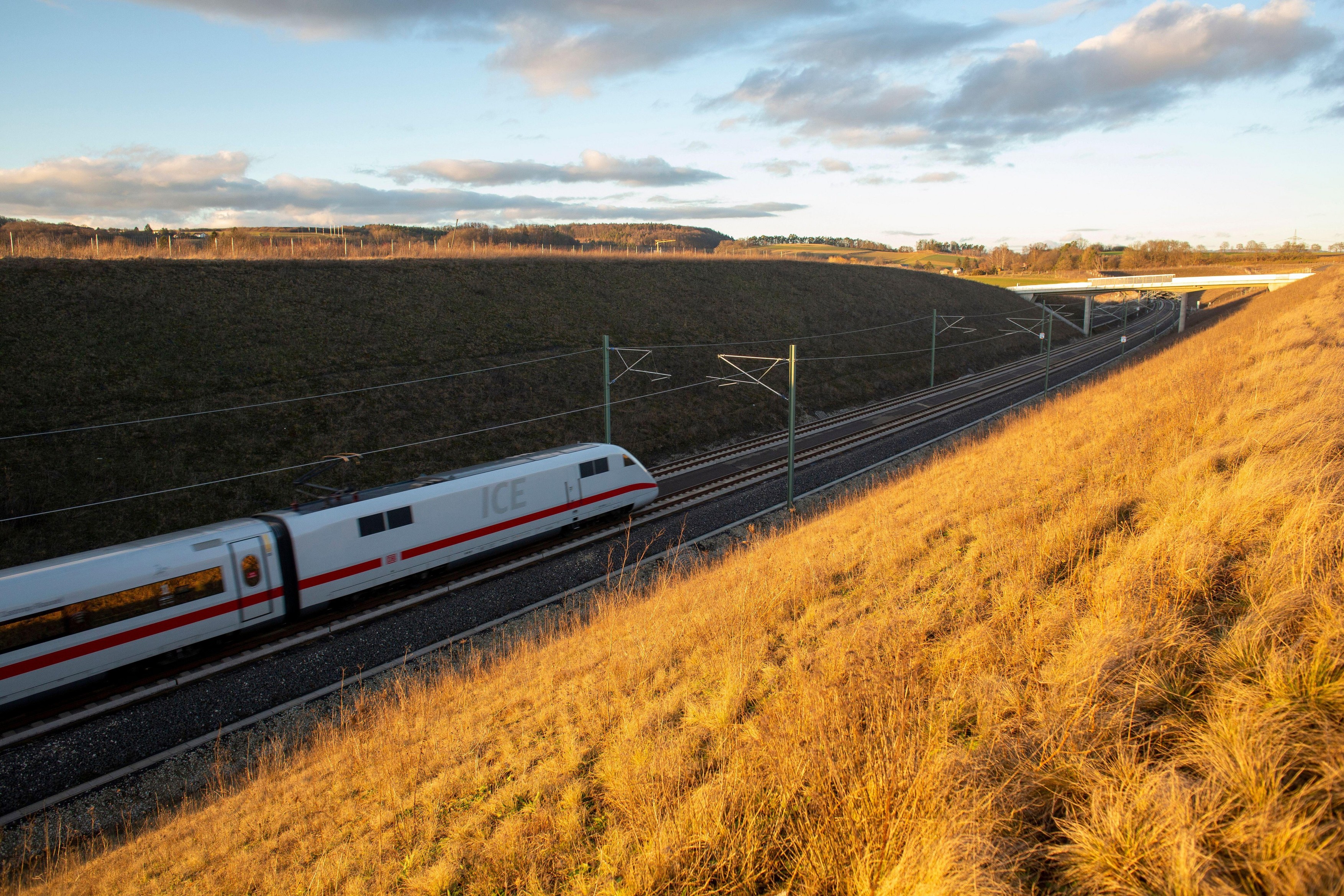 Germania vrea ca locomotivele sale să nu mai folosească motorină începând cu anul 2040