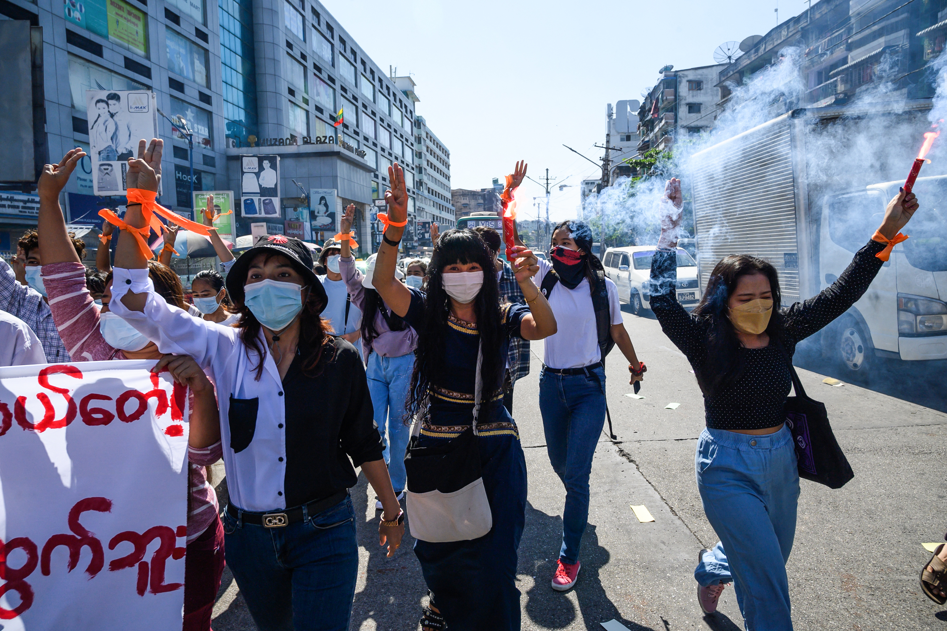 Sute de părinți din Myanmar își reneagă public copiii disidenți, de teama represaliilor din partea juntei militare