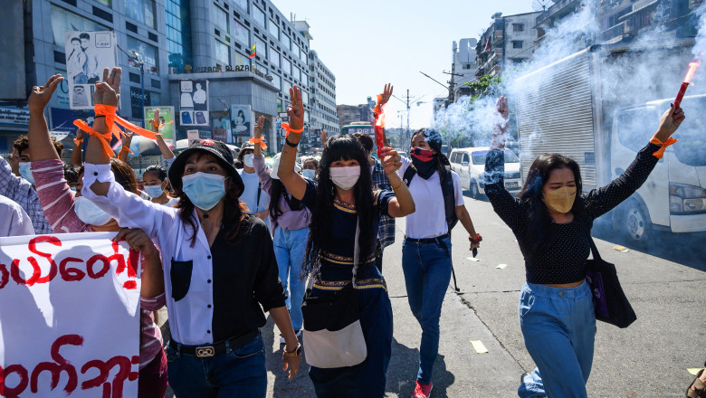 femei cu mască protestează în Myanmar