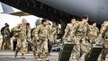 militari coboara din avion c17