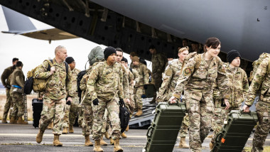 militari coboara din avion c17