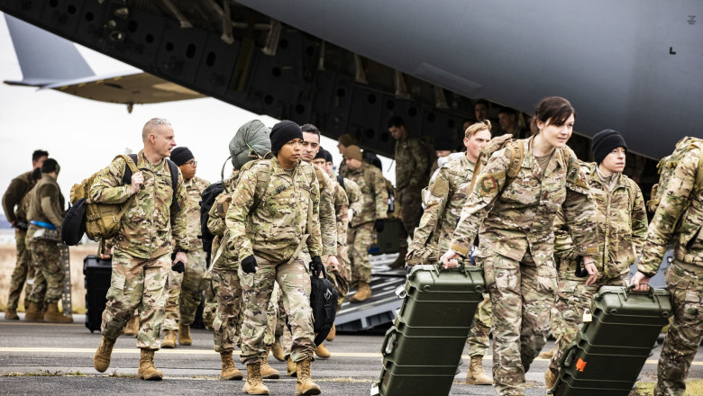 militari coboara din avion c17