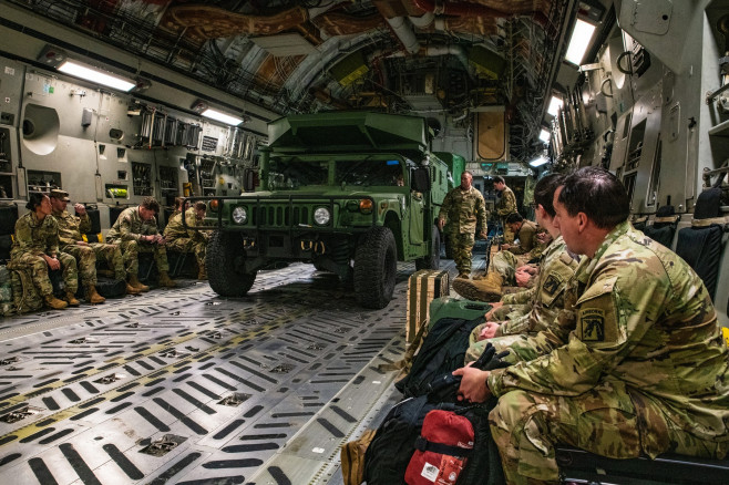 militari si masini in avion c17