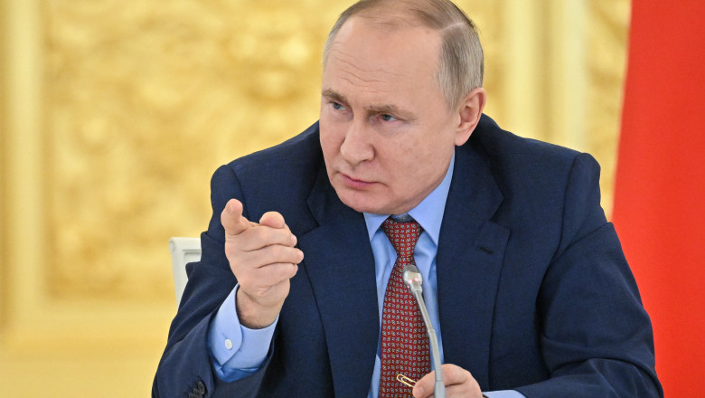 Vladimir Putin arată cu degetul