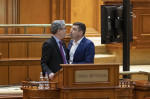 George Simion îl agresează pe Virgil Popescu în Parlament.