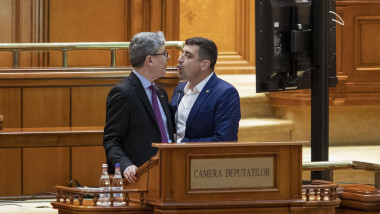 George Simion îl agresează pe Virgil Popescu în Parlament.