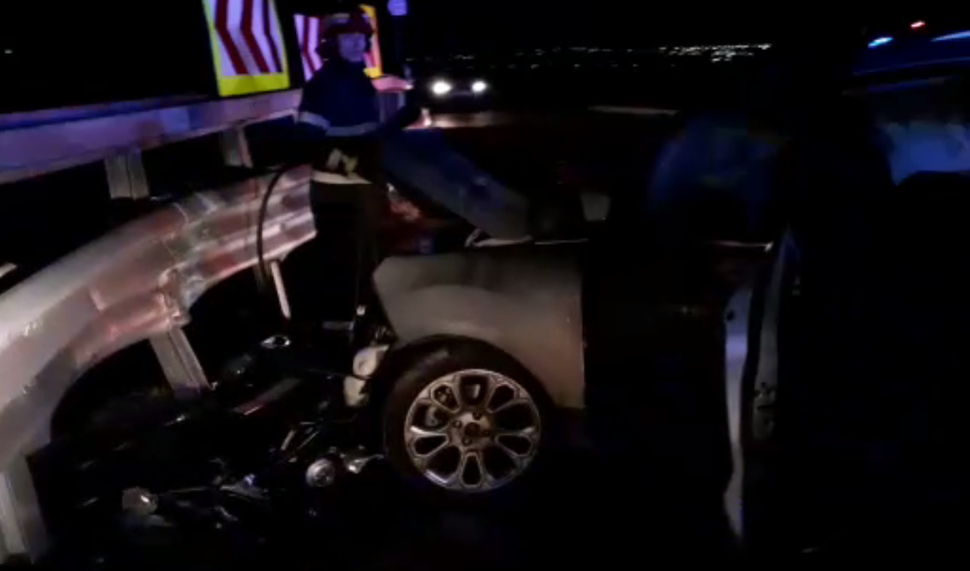 VIDEO. Tineri implicați într-un accident, salvați de mașină, care a sunat singură la 112 și a transmis unde se află automobilul