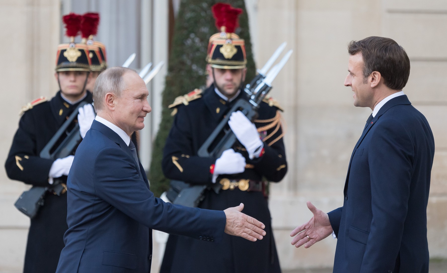 Meniul cu care Putin l-a așteptat pe Macron. Jurnalist francez: "Măcar știm ce au mâncat"