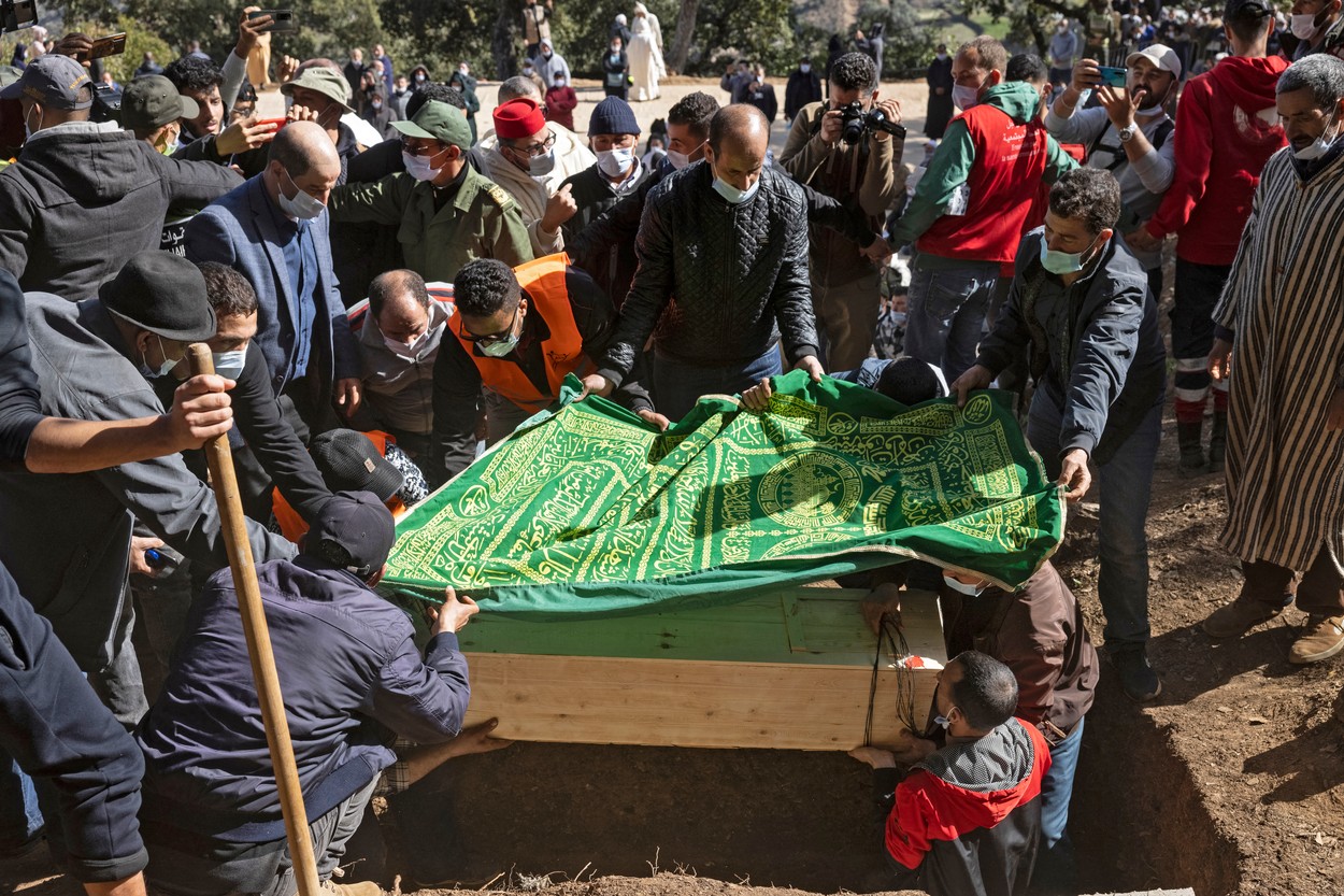 „Este fiul nostru, al tuturor”. Sute de oameni au participat la funeraliile lui Rayan, băiatul de 5 ani care a murit blocat într-un puţ