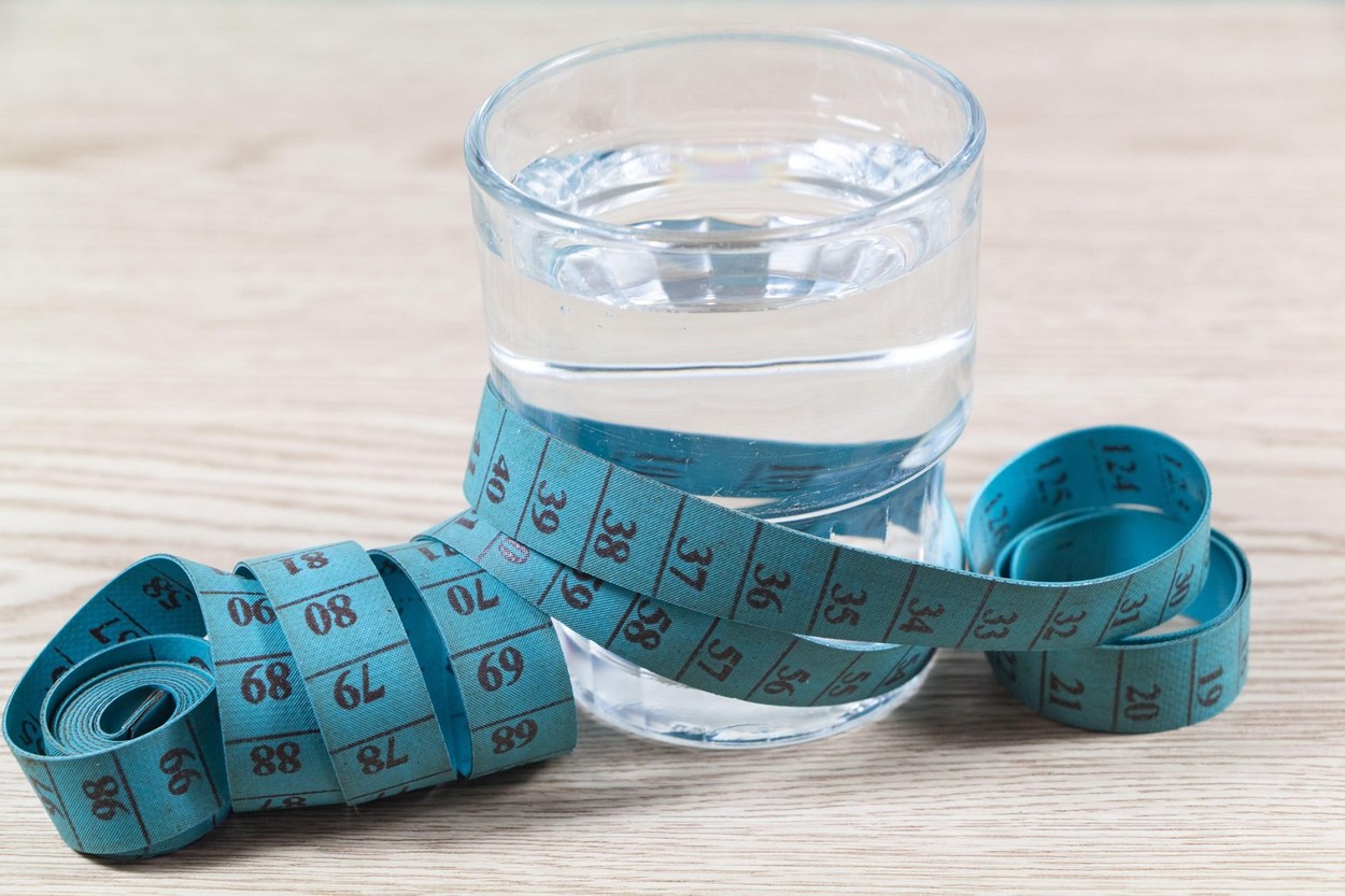 Nutriționist: „Cel mai bun detox se face cu apă”. Câtă apă ar trebui să bem în funcție de greutatea corporală