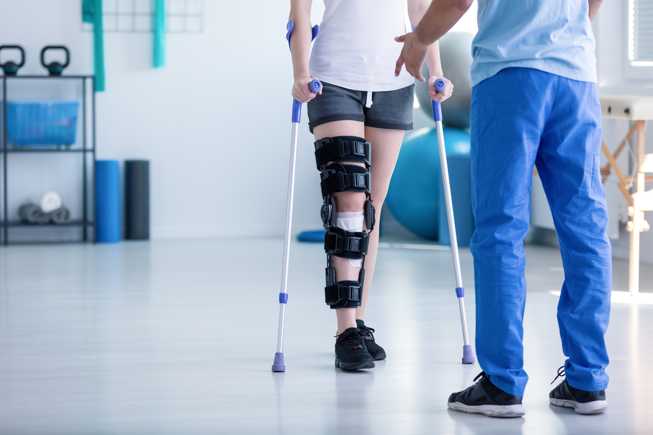 Un motociclist rămas paralizat a devenit prima persoană care poate să meargă din nou după ce i s-a implantat un cip în coloană