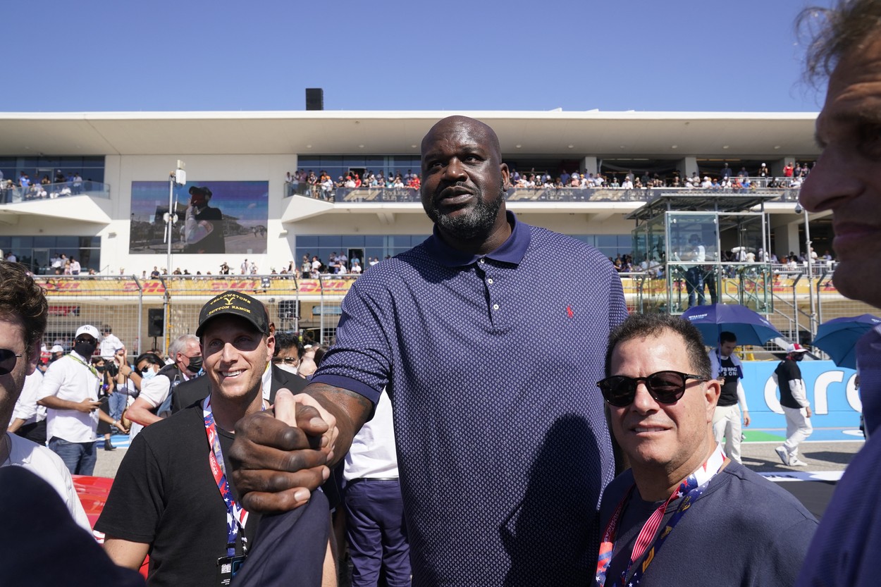 Shaquille O'Neal spune că gorilele se agită când îl văd și vor să se lupte, iar directorul Miami Zoo confirmă că sunt intimidate de el