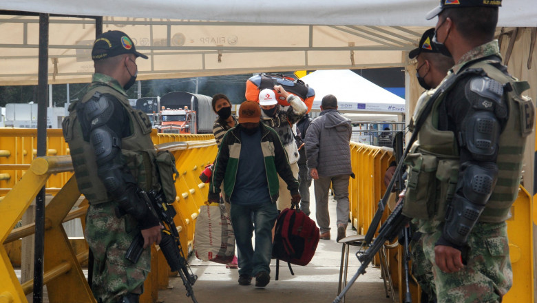 Soldați columbieni monitorizează oamenii care trec granița