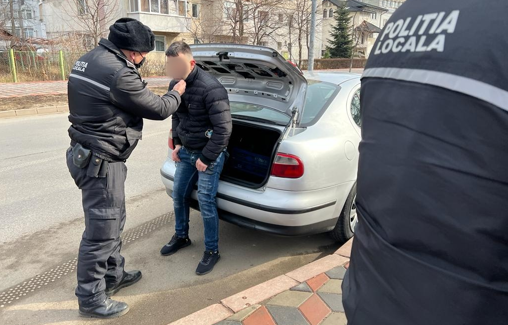 Un bărbat din Botoșani a găsit un tânăr dormind în portbagajul lui și a sunat la 112