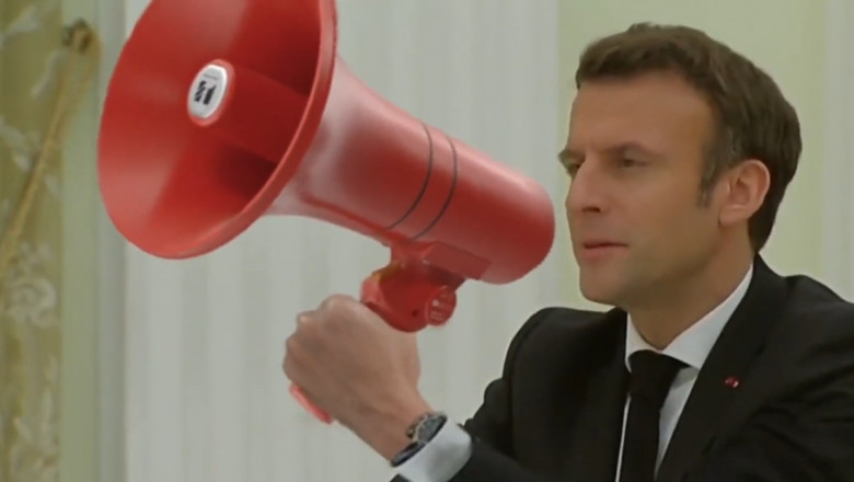 Macron cu un megafon roșu în mână, într-un clip meme fake de pe youtube