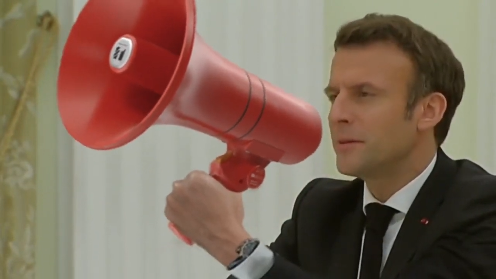 Întâlnirea dintre Putin și Macron a stârnit un val de glume pe internet. Meme-urile virale cu cei doi lideri stând la o masă de 6 metri