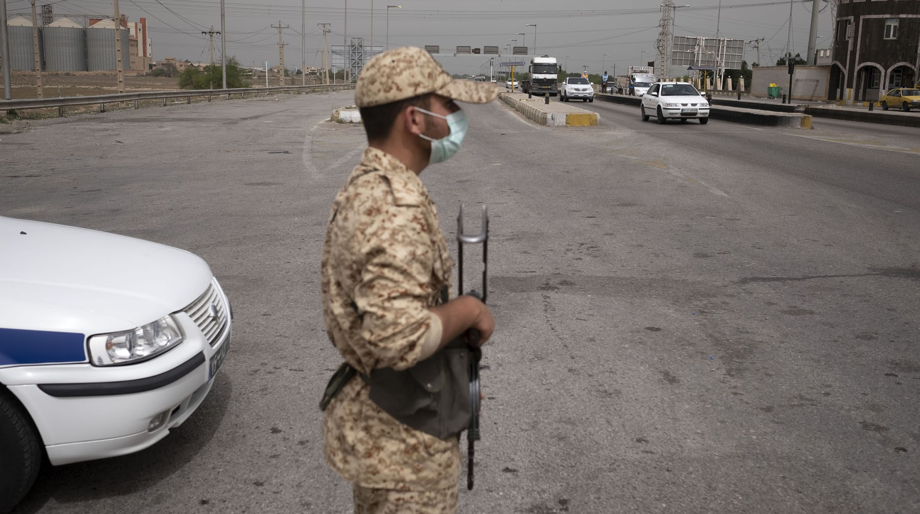 Un iranian s-a plimbat pe stradă cu capul soției sale în mână. A decapitat-o pentru că o bănuia de adulter