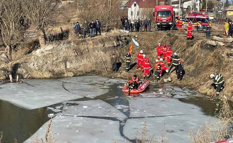 Două persoane au murit după ce au căzut cu maşina într-un lac, la Suceava