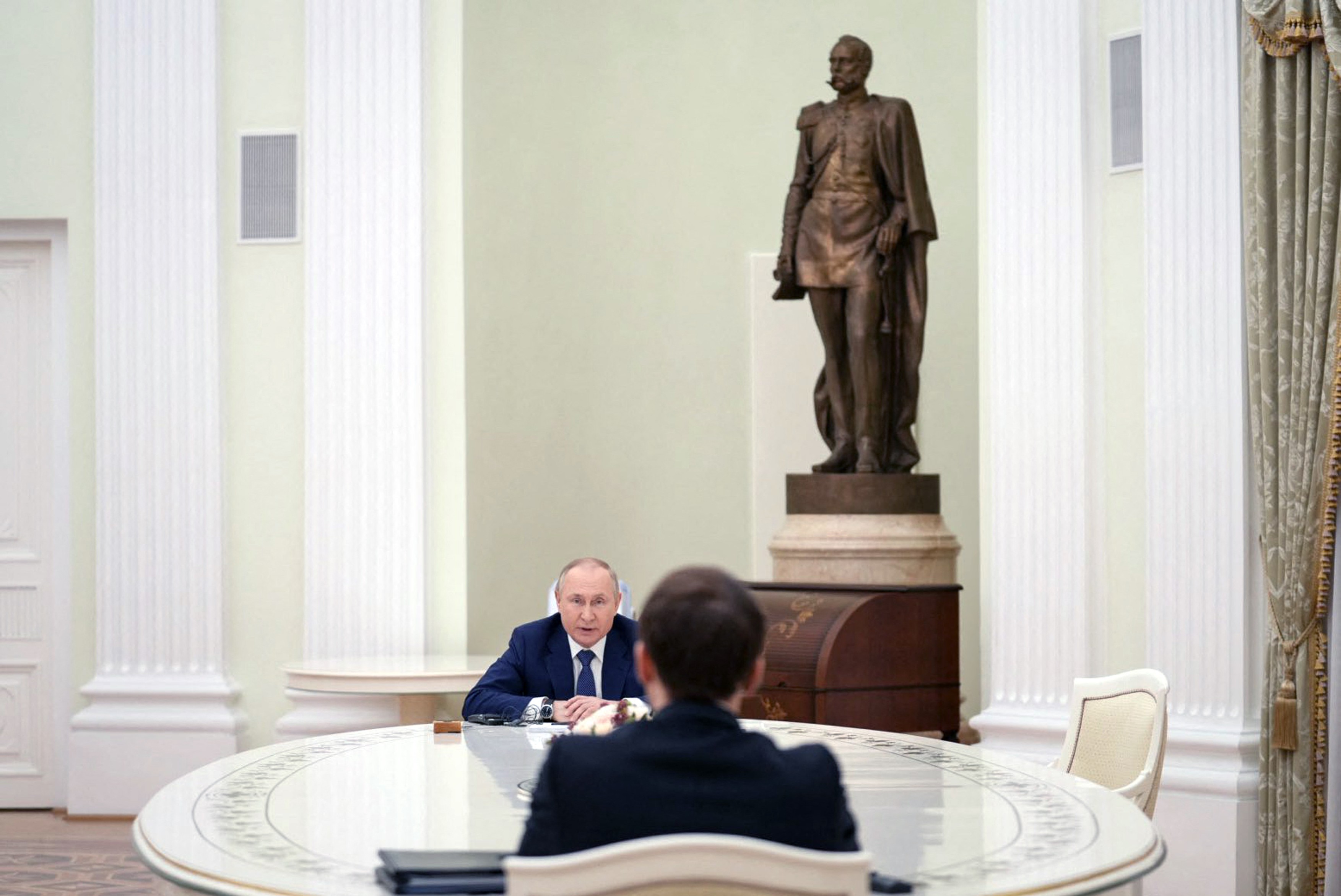 Macron spune că Putin se va concentra de acum pe atacurile asupra Donbasului pentru a obține o „victorie la 9 mai”