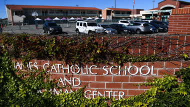 Școala Catolică St James intrare sigla